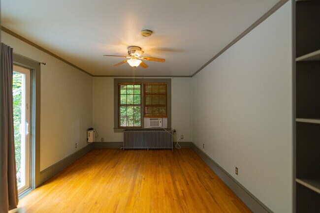 Building Photo - Inviting Stone Home for Rent – Walking Dis...