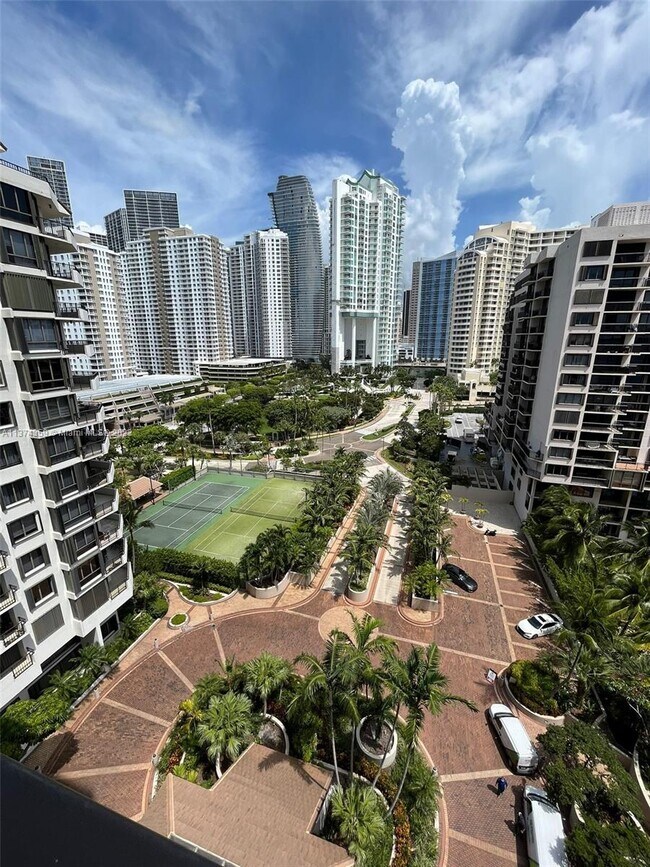 Building Photo - 520 Brickell Key Dr