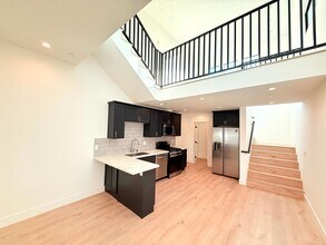 Building Photo - Beautiful Modern Luxury 4 Story Townhome - 4 bed - 3.5 bath with Rooftop Deck in Silver Lake