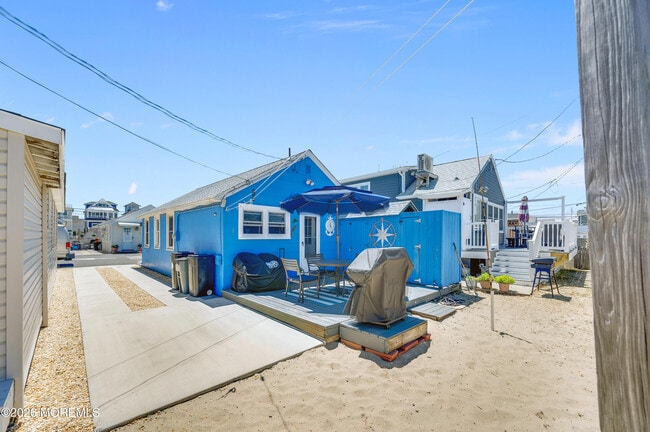 Building Photo - 28 11th Ln