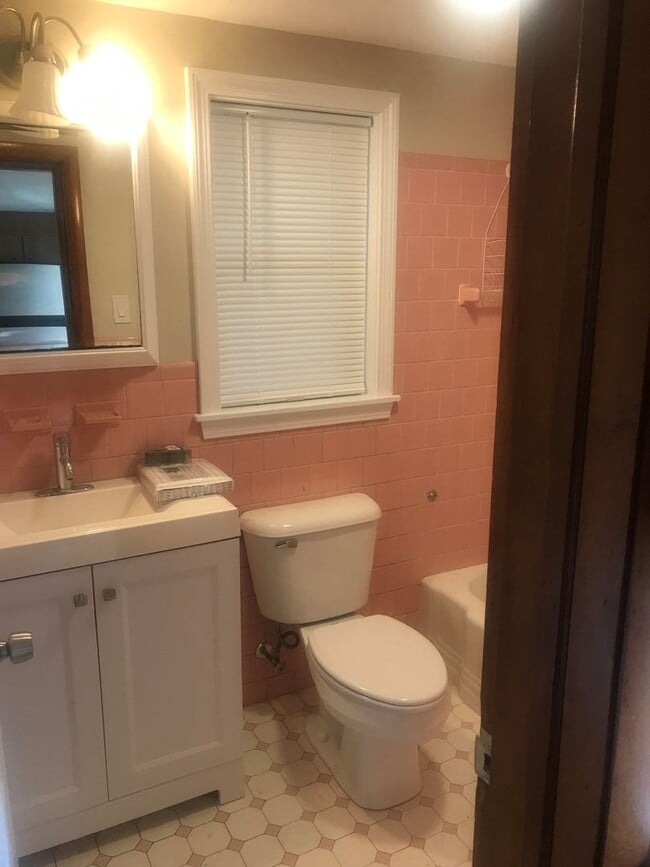 Building Photo - Nice 3-bedroom 1-bath apartment in Stoughton