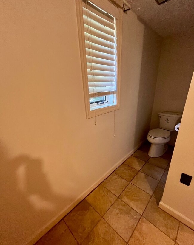 Building Photo - Well-Located One-Level Condo -- Just Minut...