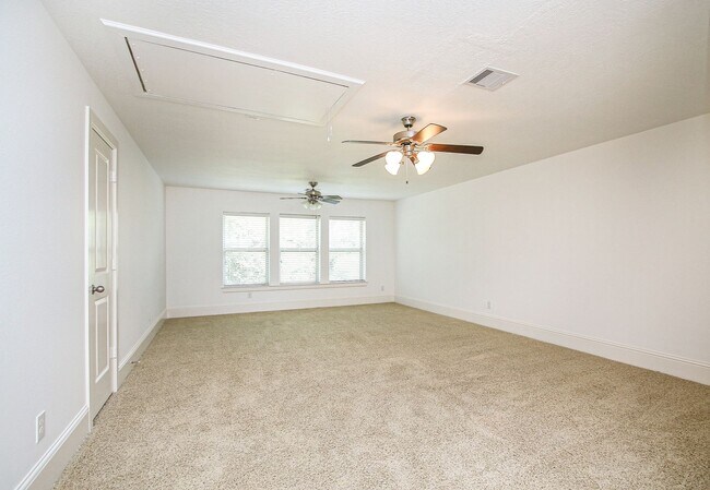 Building Photo - 5 Bedroom House in Gated Golf Course Commu...