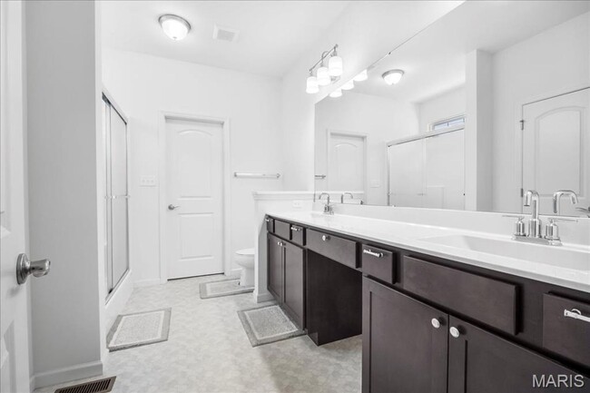 Building Photo - Stunning 3-bedroom, 2.5-bathroom home offe...