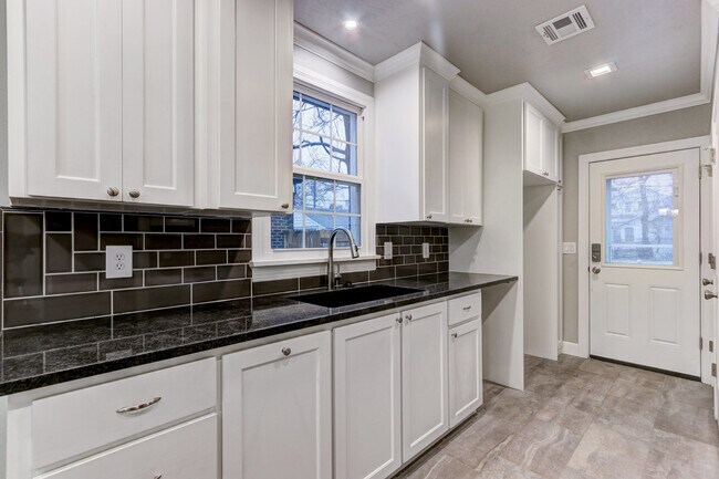 Building Photo - Charming 3-bedroom, 1-bathroom house - Available now!