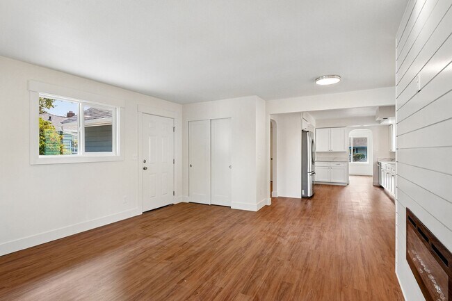 Building Photo - 131 E 70th St