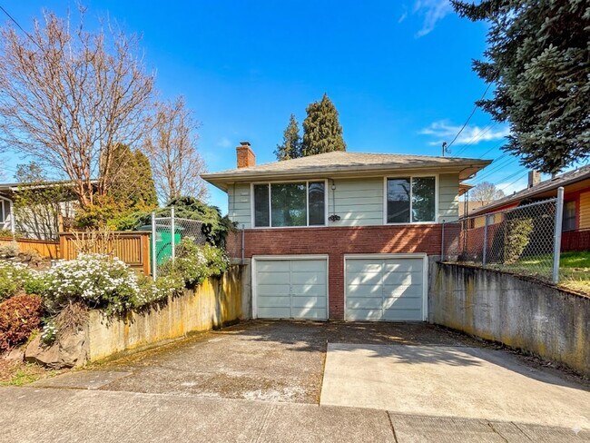 Building Photo - Spacious 2 Bedroom 1 Bathroom Unit Located in a Great Area Just a Few Blocks From The Hawthorne D...