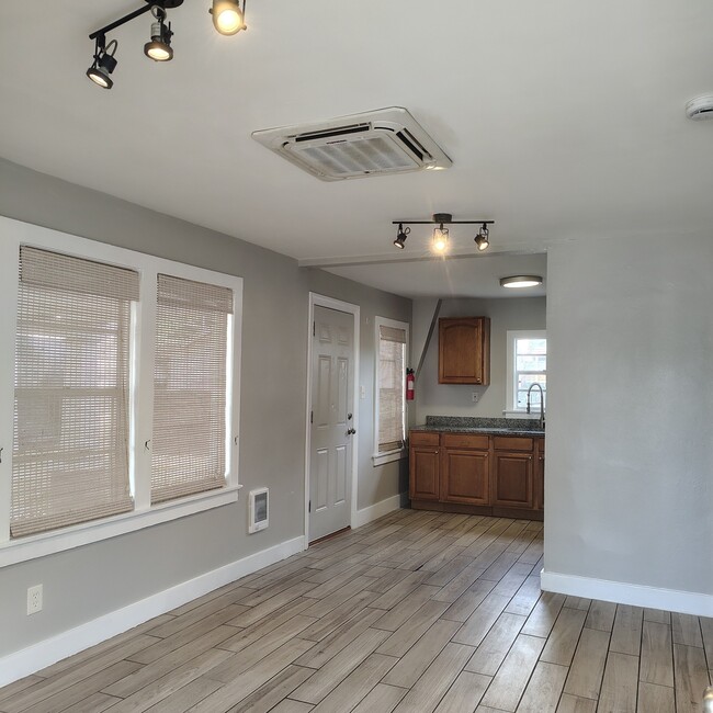 Building Photo - 703 E Hanlon St