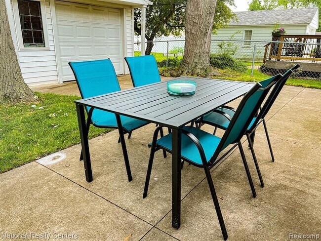 Building Photo - 2108 N Wilson Ave