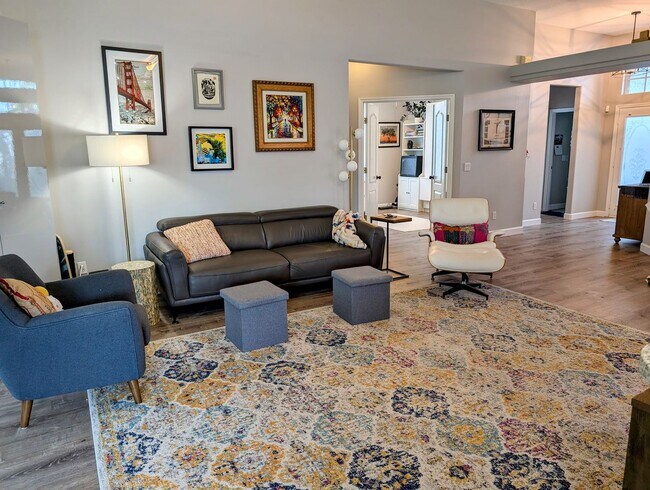 Building Photo - 3 Bed 2 bath 2 car garage pool home
