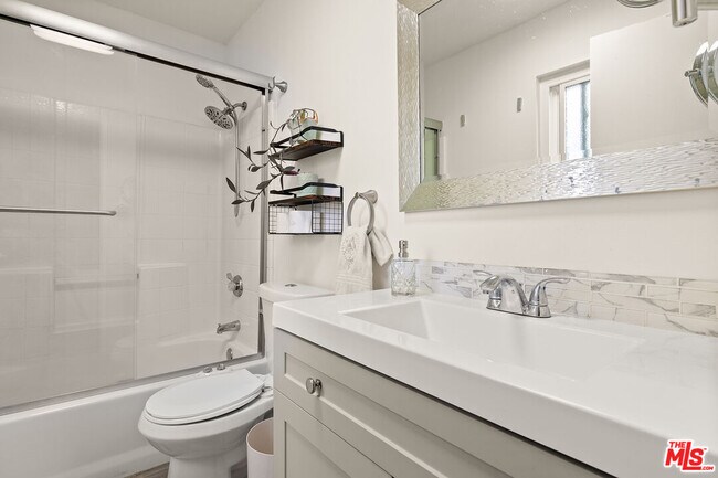 Building Photo - 252 W Spazier Ave