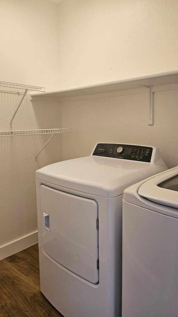 Building Photo - FREE RENT/EARLY ENTRY  1 bedroom 1 bath Beautiful Upstairs Unit in Prime Location