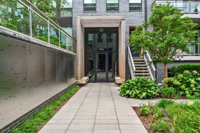 Building Photo - 2633 N Hermitage Ave