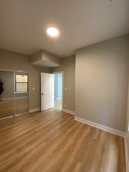 Building Photo - 423 W Belden Ave