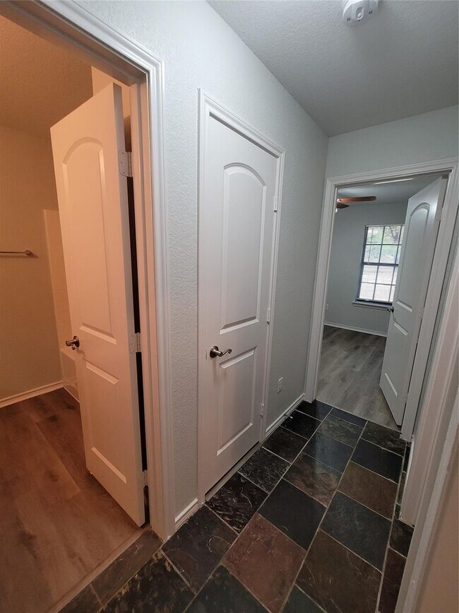 Building Photo - 3 BR/2BA | Single Family Home with large lot | 2-Car Garage | Large fenced backyard