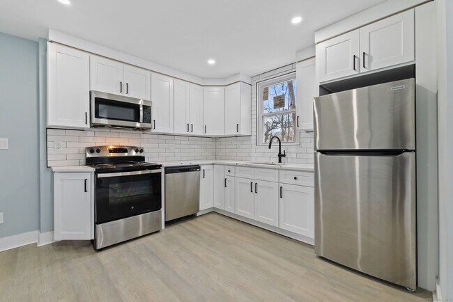 Building Photo - 19 Henry St