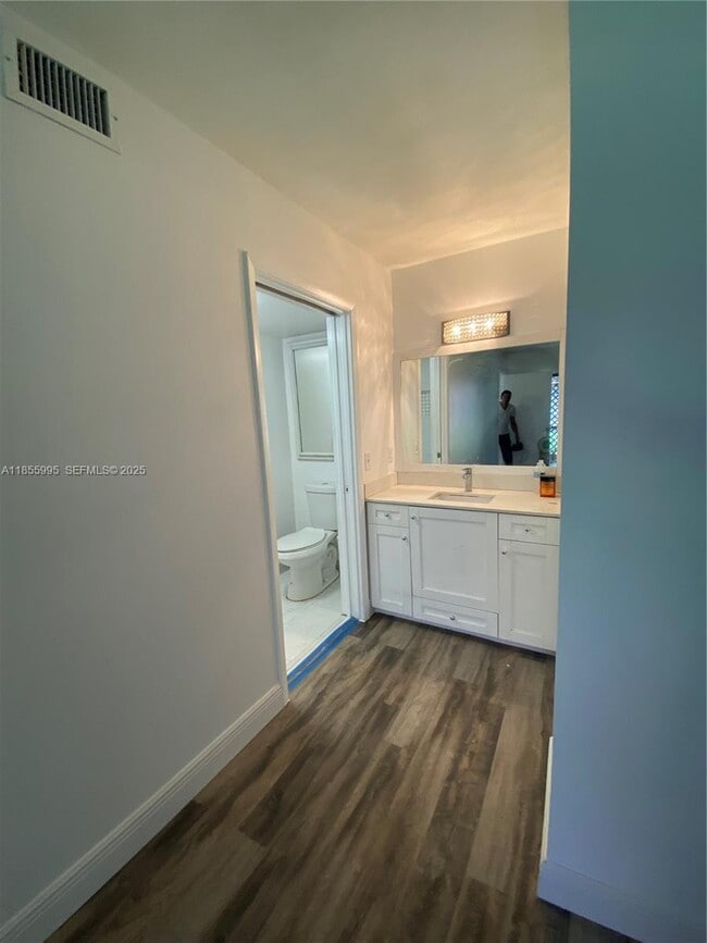 Building Photo - 2705 W 64th Pl