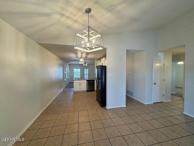 Building Photo - 10041 Paloma Dr