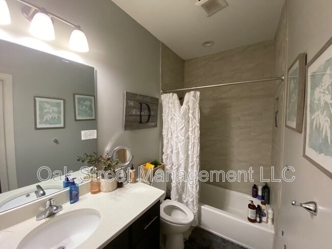 Building Photo - 36 Larchmont Ave