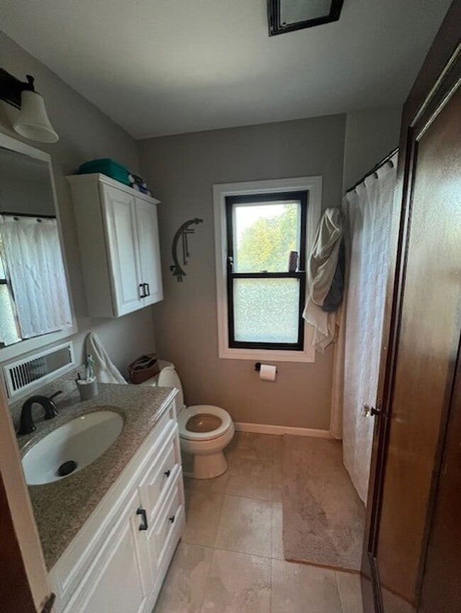 Building Photo - For Rent – Charming 2 Bed, 2 Bath Single-F...