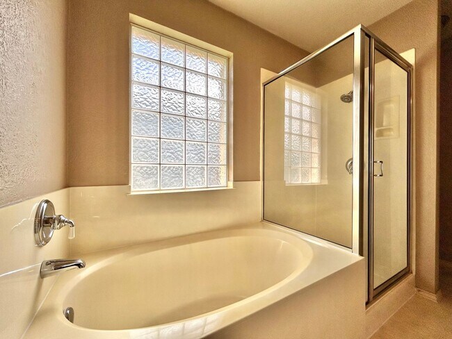 Building Photo - Lovely & Spacious 3/BR 2.5/BA Home in Roun...
