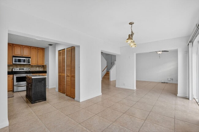 Building Photo - 6671 Via Regina