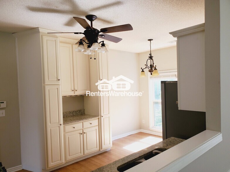 Building Photo - 2706 Cottesford Dr SE