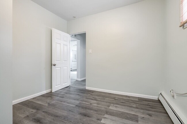 Building Photo - 931 Dunlop Ave