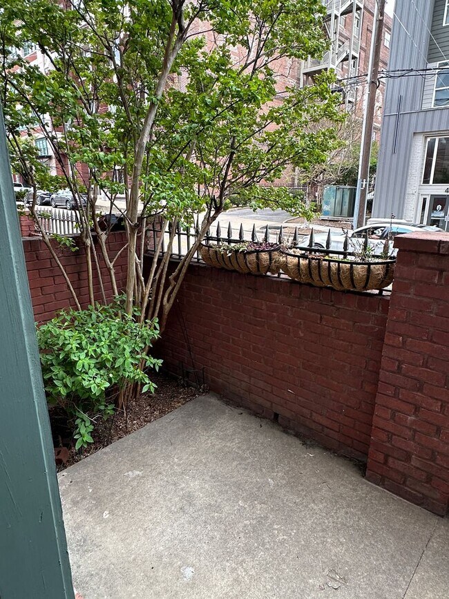 Building Photo - Desirable Nettleton rare vacancy massive  1Bd  2.5 bath with office/flex space , 2 parking space ...