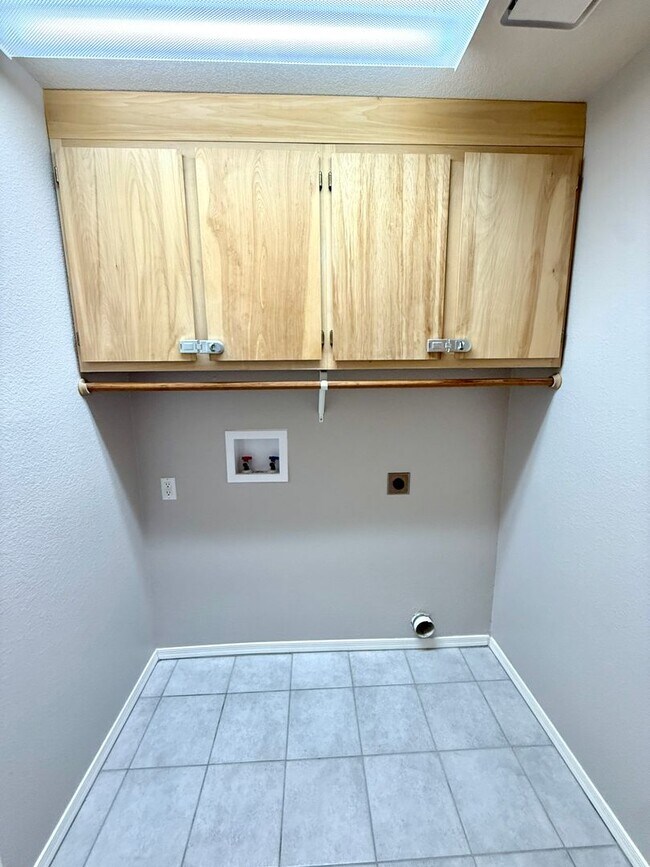 Building Photo - Custom 3 Bedroom, 2.5 Bath Home w/Bonus Ro...