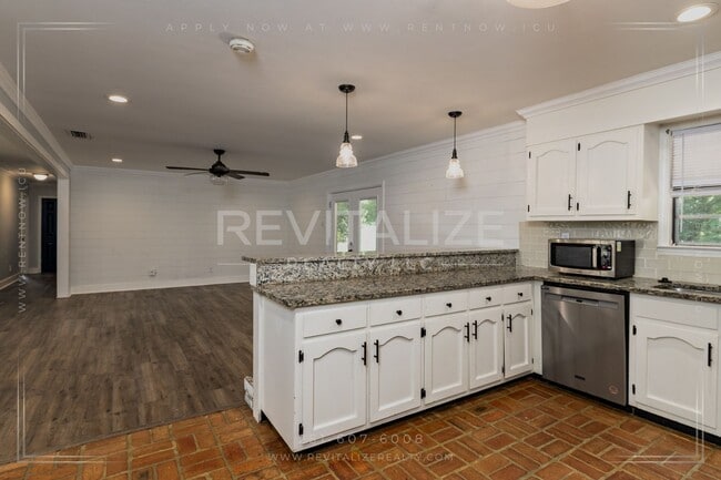 Building Photo - Spacious Brick Home in West Mobile!