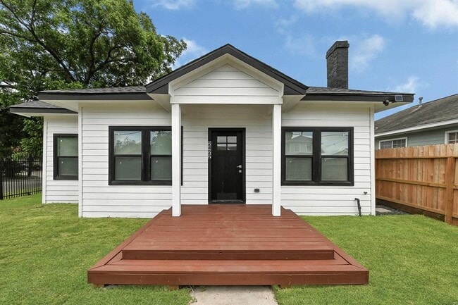 Primary Photo - 2422 Lidstone St