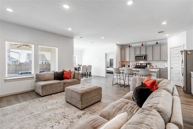 Building Photo - 13938 Red River Dr