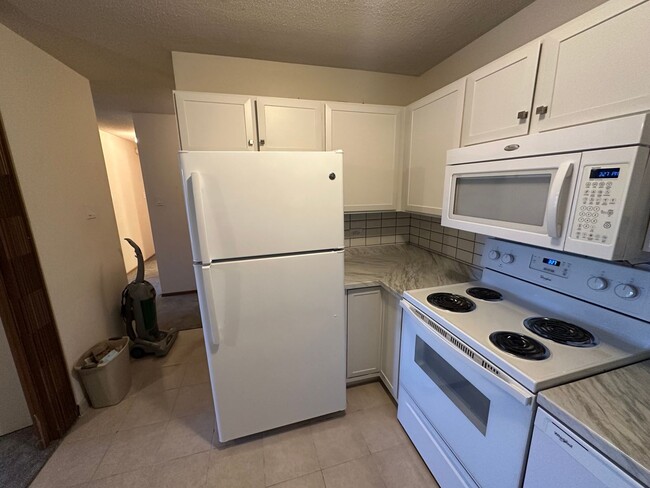 Building Photo - Serene & bright 2-bed, 2-bath, 1380 sq. ft...