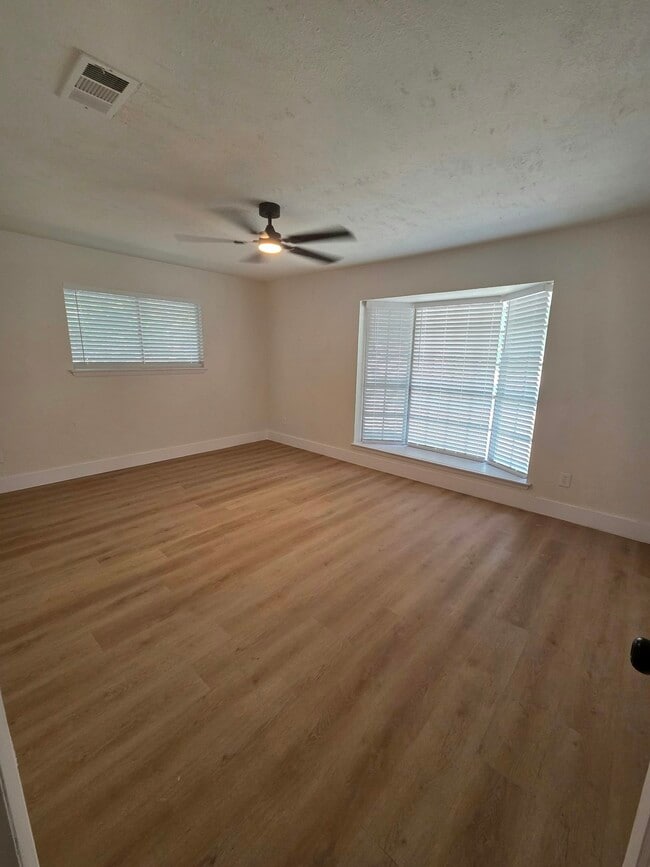 Building Photo - 6400 Buena Vista Dr