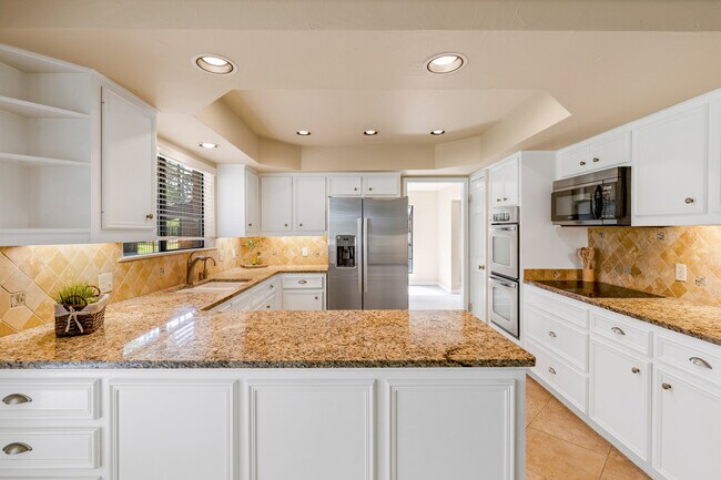 Building Photo - 9006 Balcones Club Dr