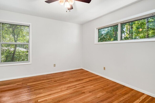 Building Photo - 2563 Beverly Hills Dr