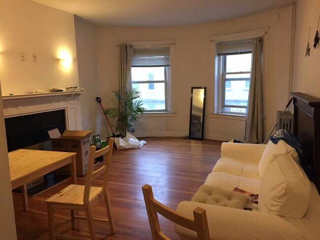 Building Photo - Amazing 4 Bedroom Apartment available 9/1/26