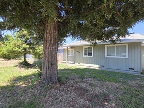 Building Photo - 940 Ashmount Ave