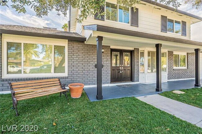 Building Photo - Amazing pool home is great location!!