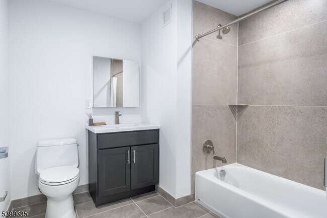 Building Photo - 10 Commerce Ct