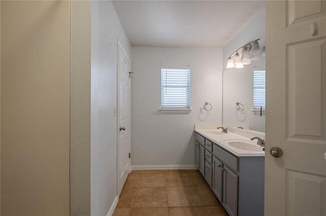 Building Photo - 1709 Royal Ascot Dr