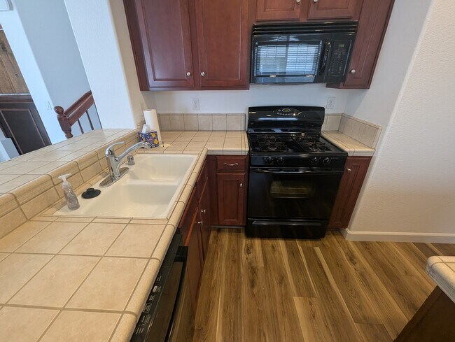Building Photo - 910 Sierra View Cir