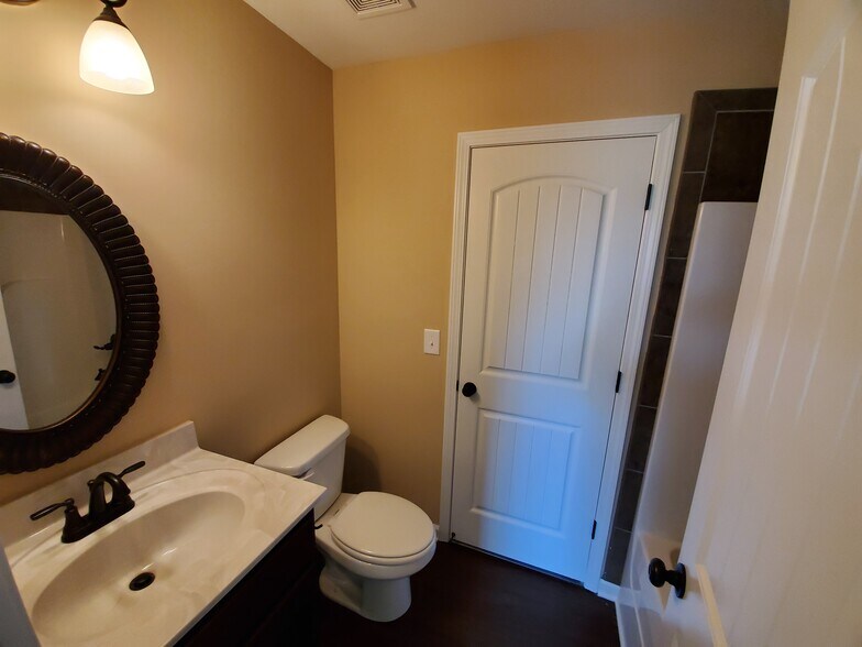 Building Photo - 156 Center Pointe Dr