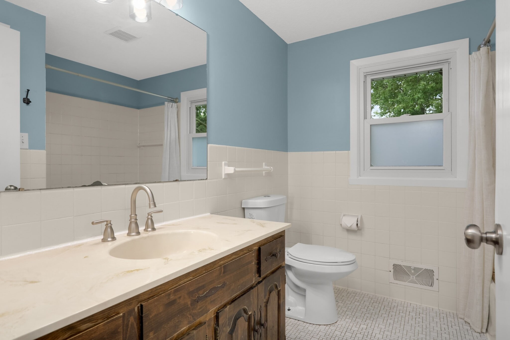 Bathroom 2 - 2808 Aglen St