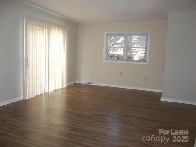 Building Photo - 4024 Rosehaven Dr