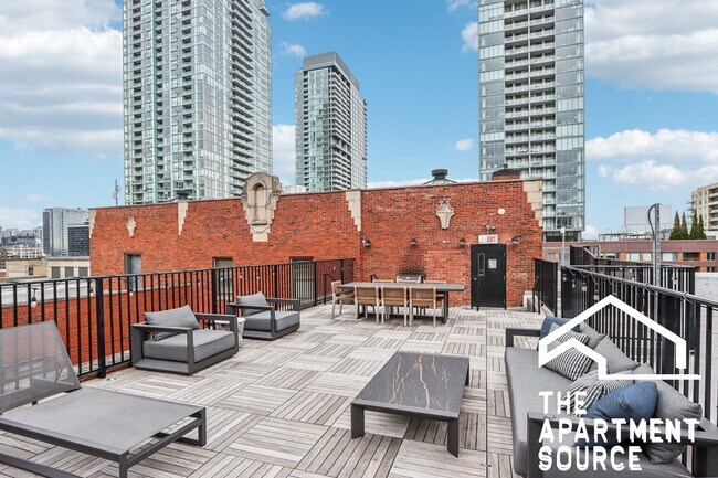 Building Photo - 1140 N La Salle Dr