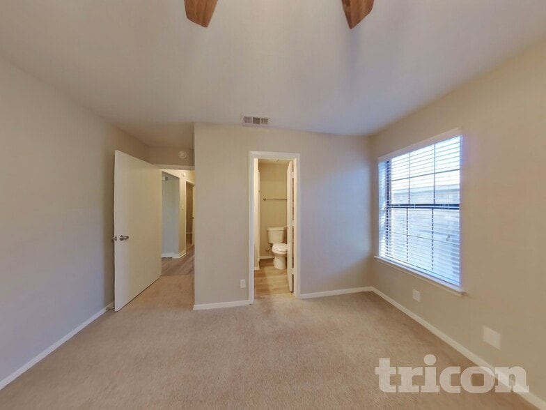 Building Photo - 921 Loganwood Dr