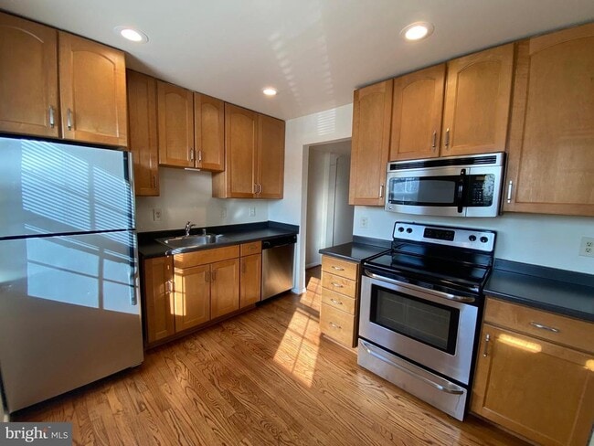 Primary Photo - 7432 Pohick Rd