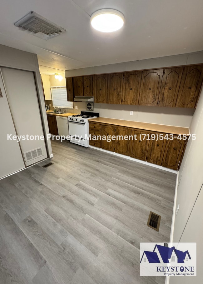 Building Photo - Spacious 2 Bed / 2 Bath Home with Oversized Garage & Updates Throughout $1200/$1200